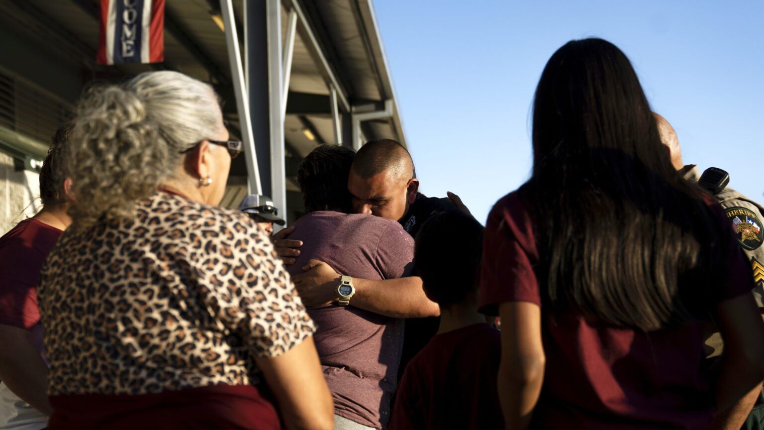 Les fusillades de masse affectent notre santé mentale collective—Voici comment commencer à faire face