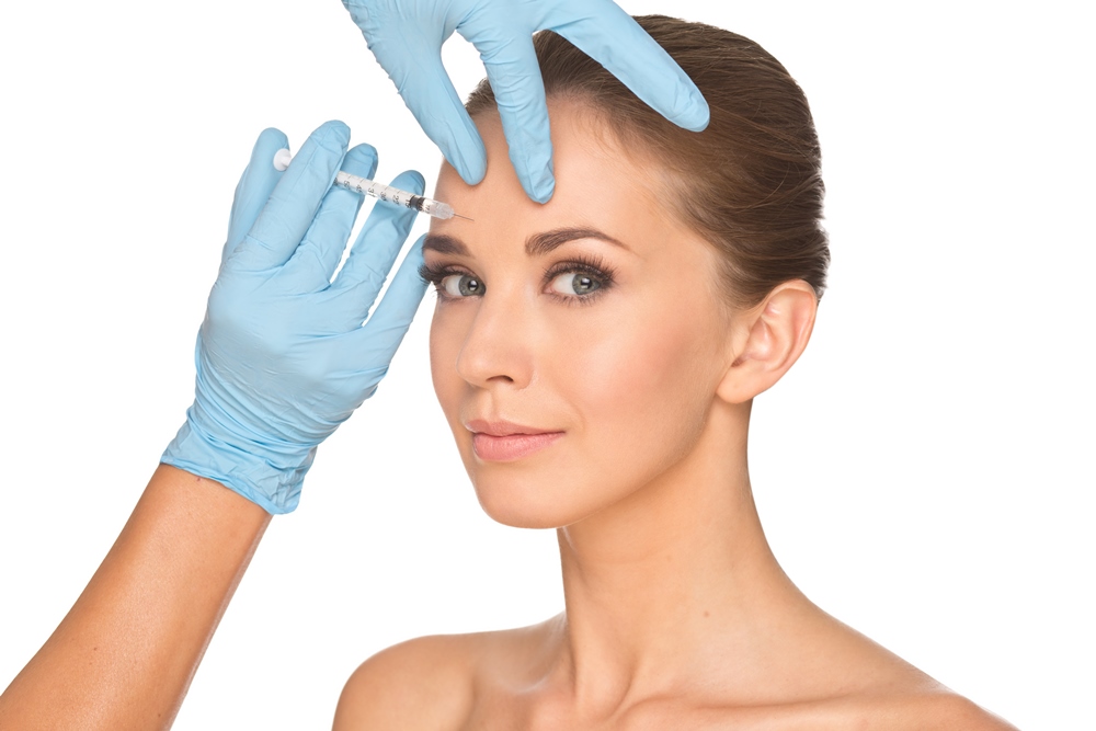 Pourquoi les millénaires reçoivent-ils du Botox et des produits de comblement dans la vingtaine ?