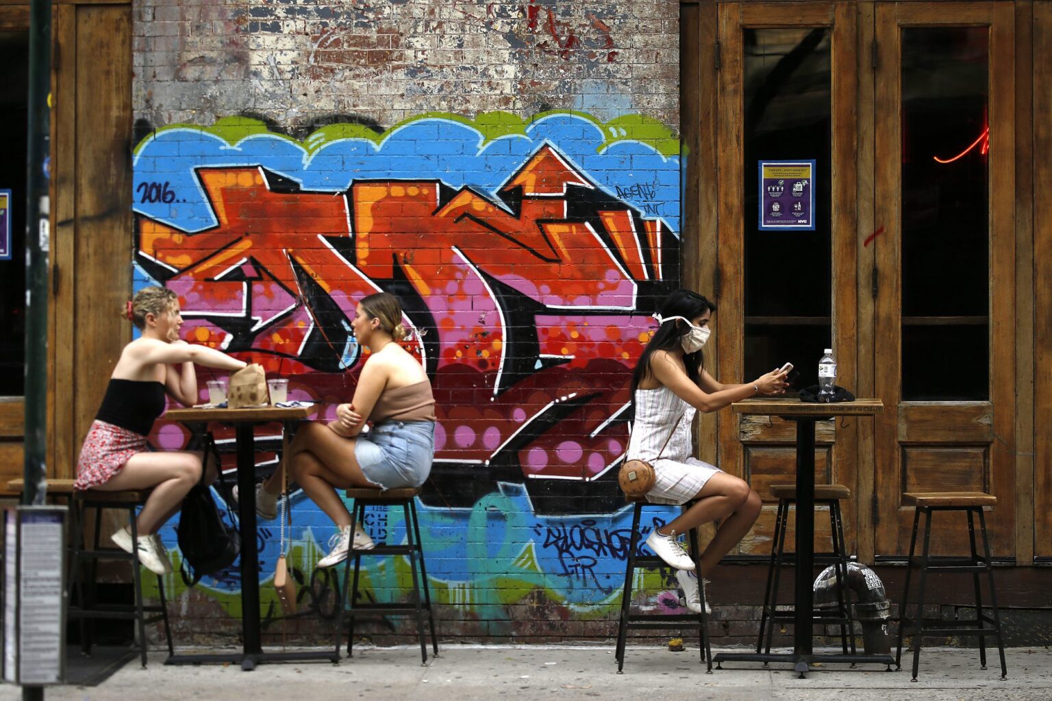 Est-il sécuritaire de manger à l'extérieur pendant le coronavirus ?  Ce que les experts de la santé veulent que vous sachiez sur les repas au restaurant