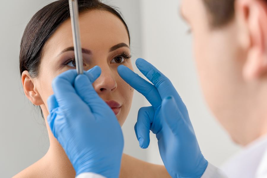 Évaluations pour les chirurgiens et les dermatologues avant et après la rhinoplastie A dermatologist examining a woman's nose