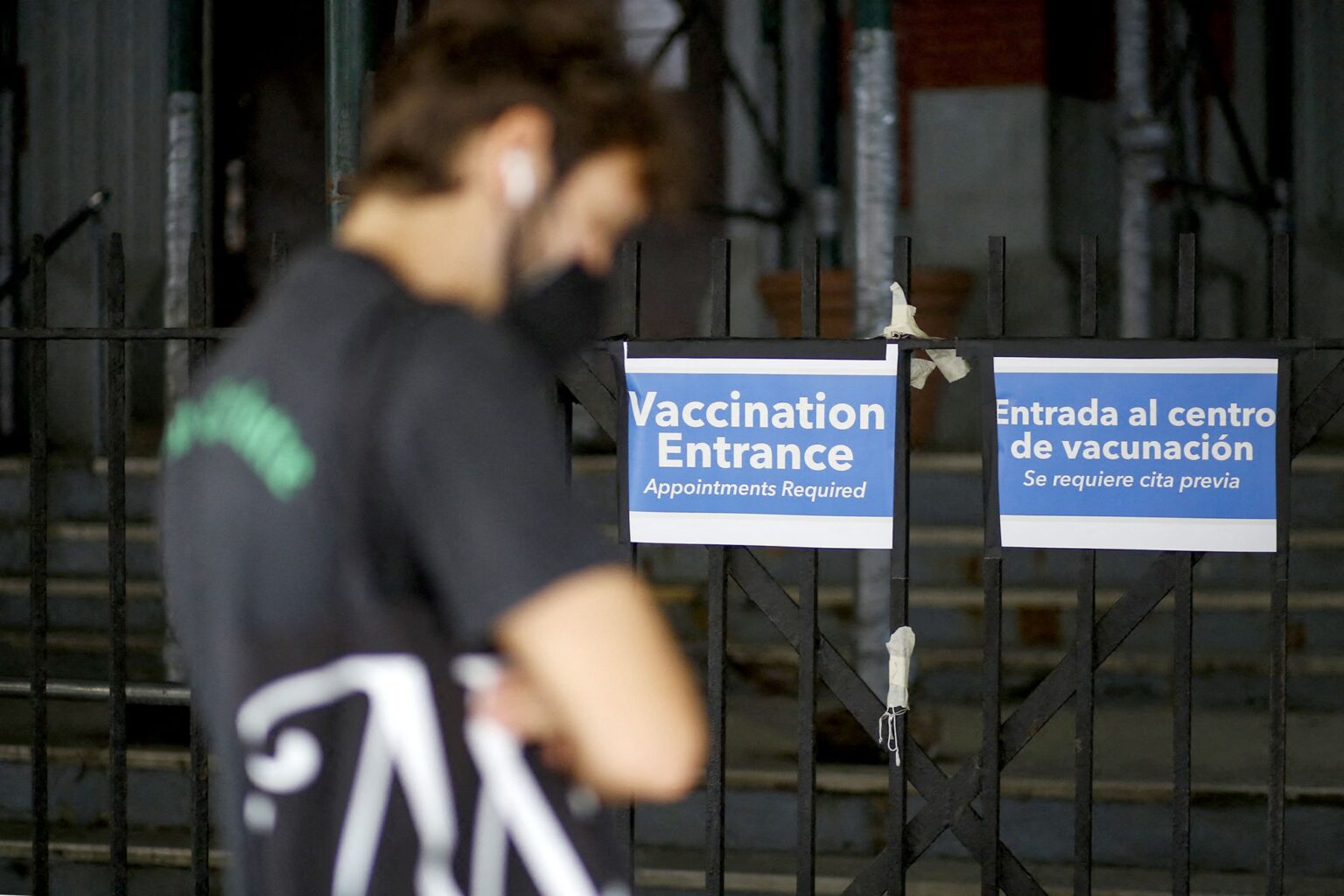 Il existe davantage de vaccins contre la variole du singe, mais les personnes immunodéprimées peuvent toujours être à risque