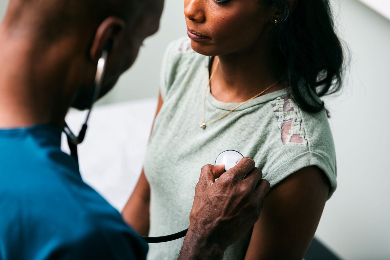 Les signes de maladie cardiovasculaire sont différents chez les hommes et les femmes — Comment reconnaître les symptômes courants Les signes de maladie cardiovasculaire sont différents chez les hommes et les femmes — Comment reconnaître les symptômes courants
