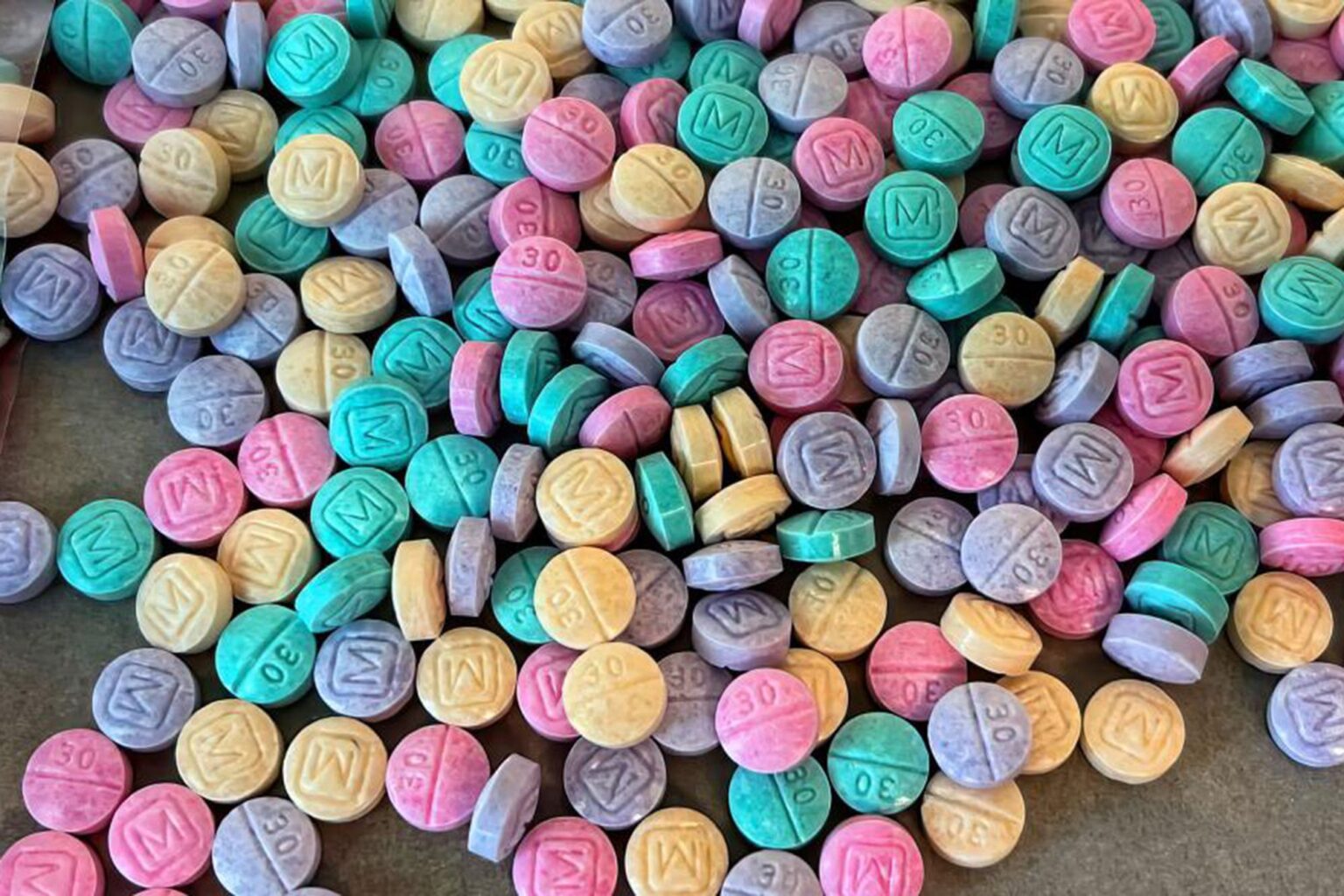 Le «fentanyl arc-en-ciel» aux couleurs vives est utilisé pour cibler les jeunes adultes, prévient la DEA