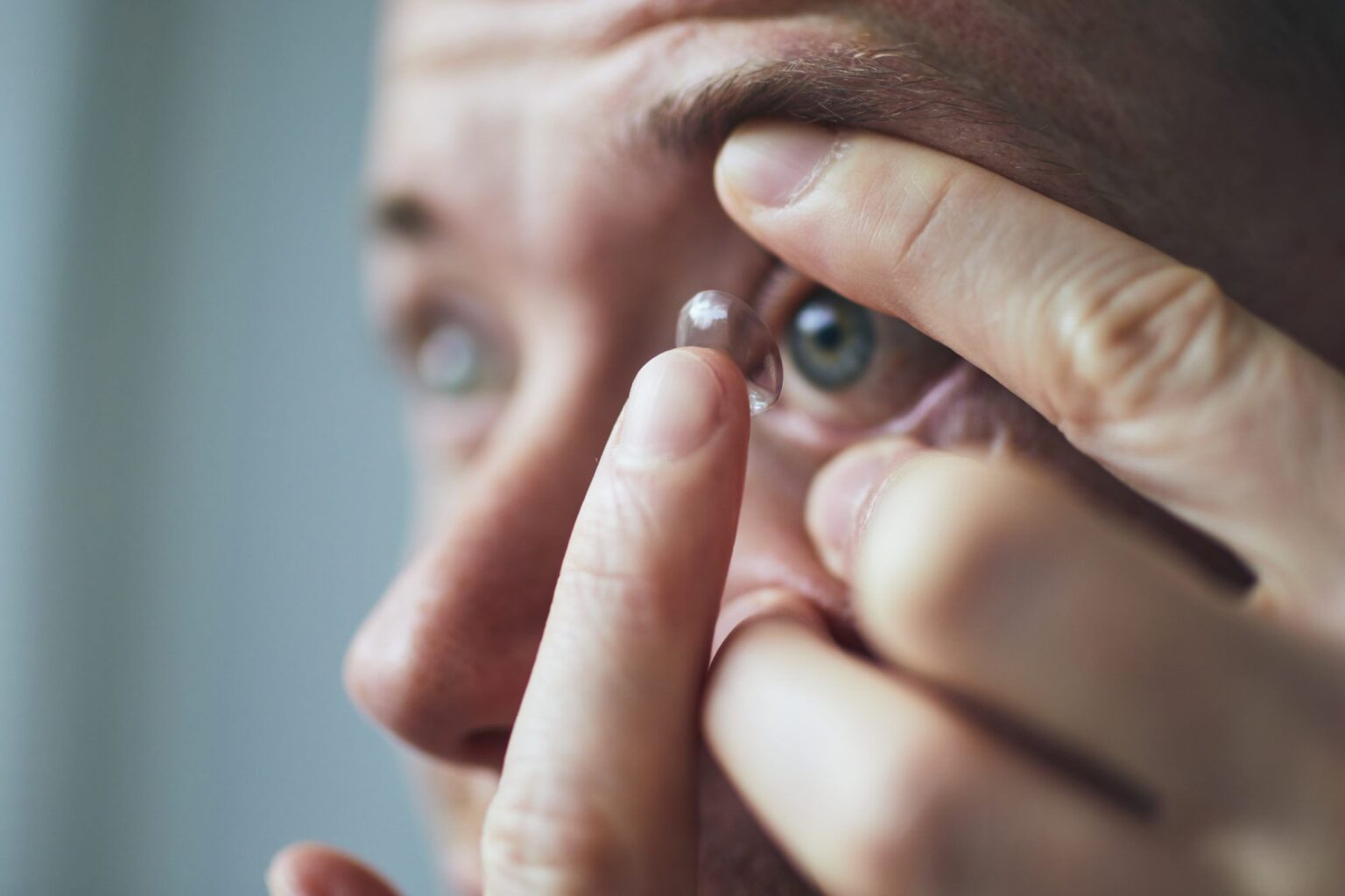Les lentilles de contact réutilisables peuvent augmenter le risque d'infection oculaire rare et menaçante pour la vue