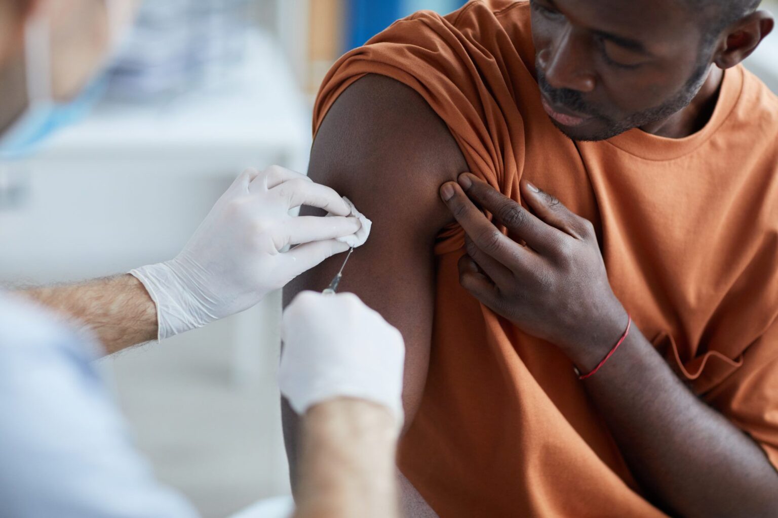 Vaccin COVID annuel : les États-Unis essaient une « nouvelle approche » avec les boosters Omicron