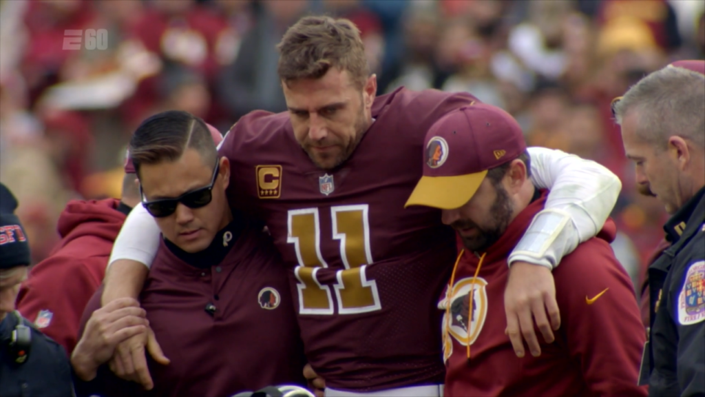Des chirurgiens plasticiens reconstruisent la jambe et les rêves de la star de la NFL Alex Smith