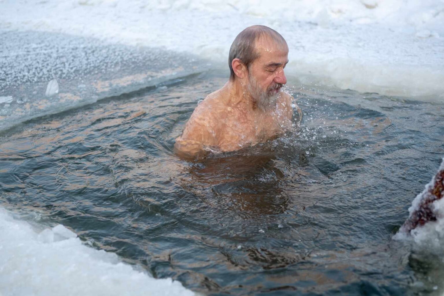 Le plongeon à froid est partout sur TikTok, mais est-ce sûr ? Le plongeon à froid est partout sur TikTok, mais est-ce sûr ?
