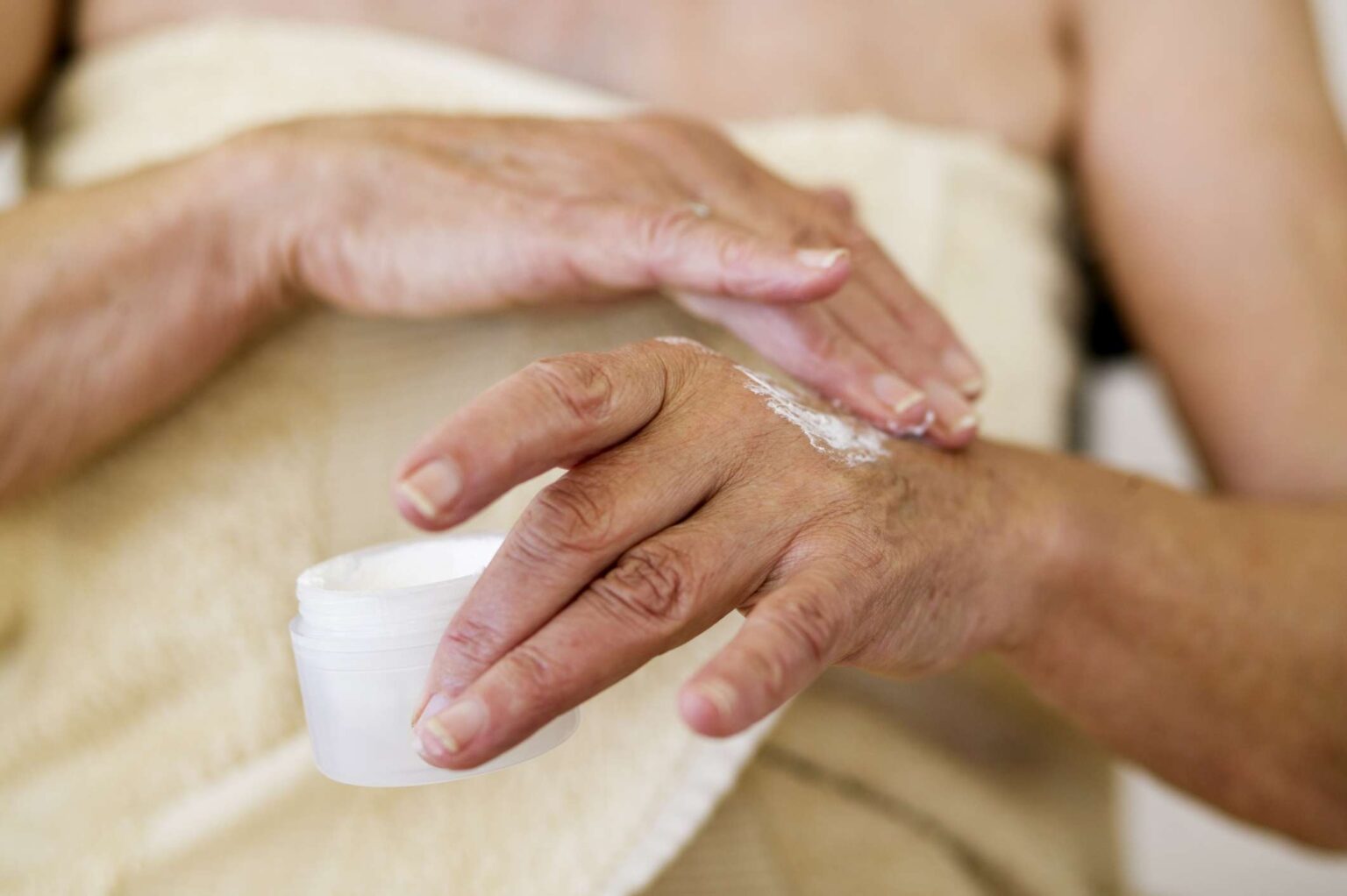 5 conseils de soins de la peau d'hiver indispensables, selon les dermatologues