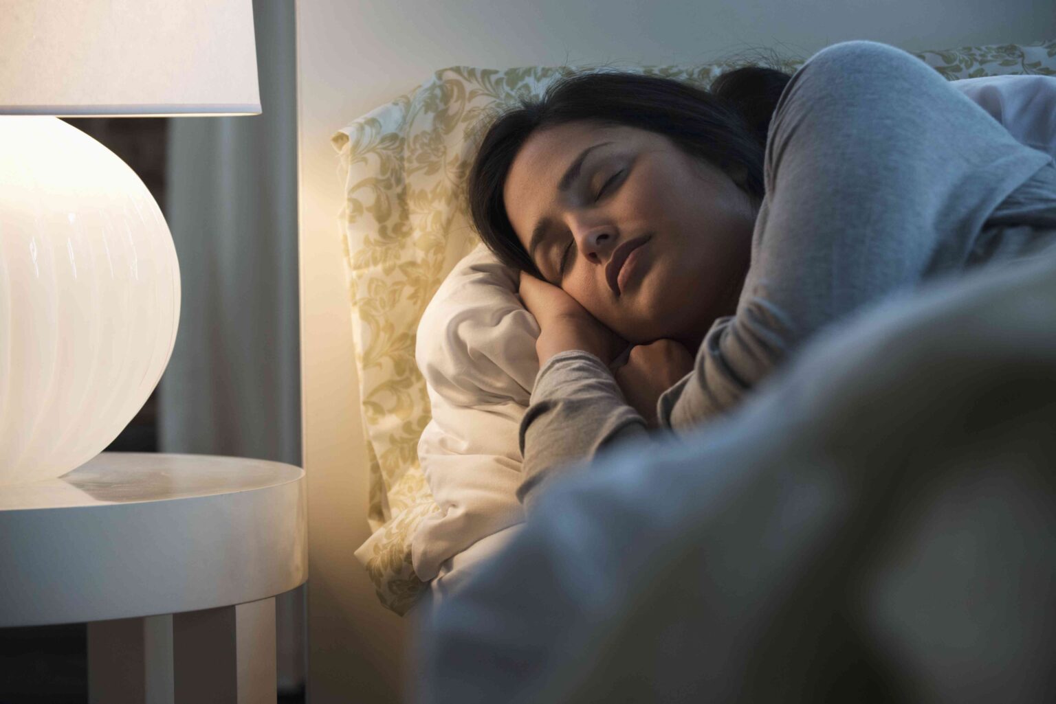 Le guide ultime des sons du sommeil : bruit rose, bruit brun et bruit blanc, expliqués