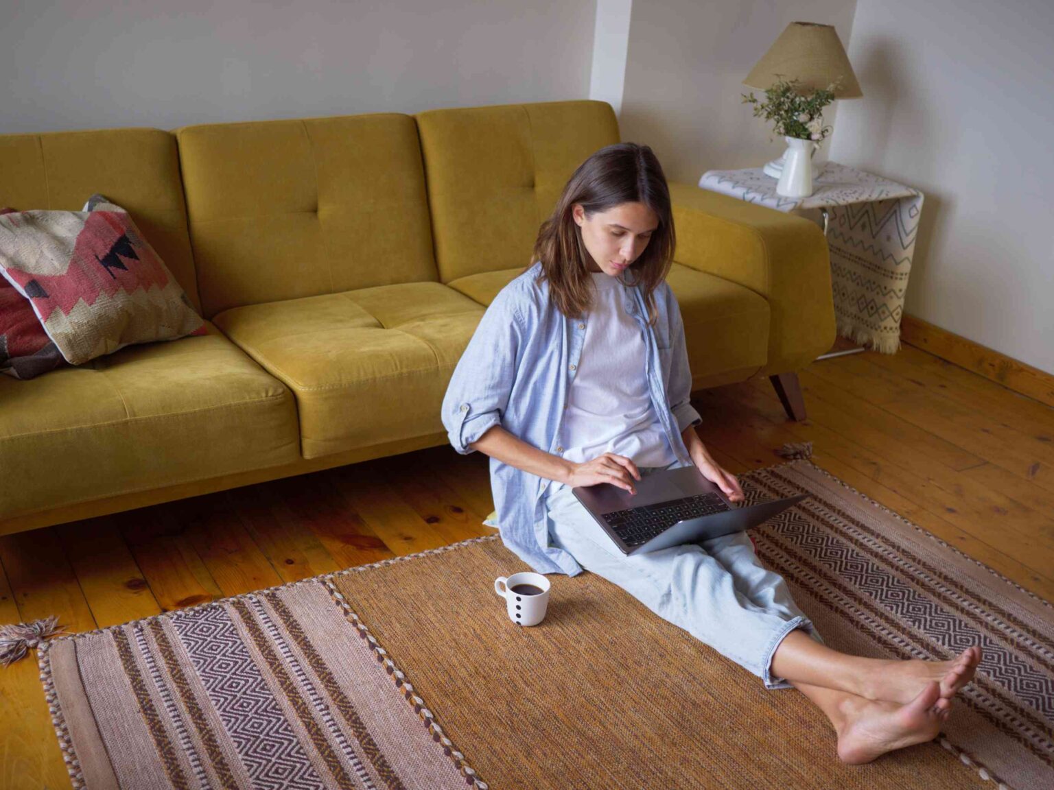 S'asseoir sur le sol peut aider à améliorer la posture - Les experts recommandent ces 2 positions