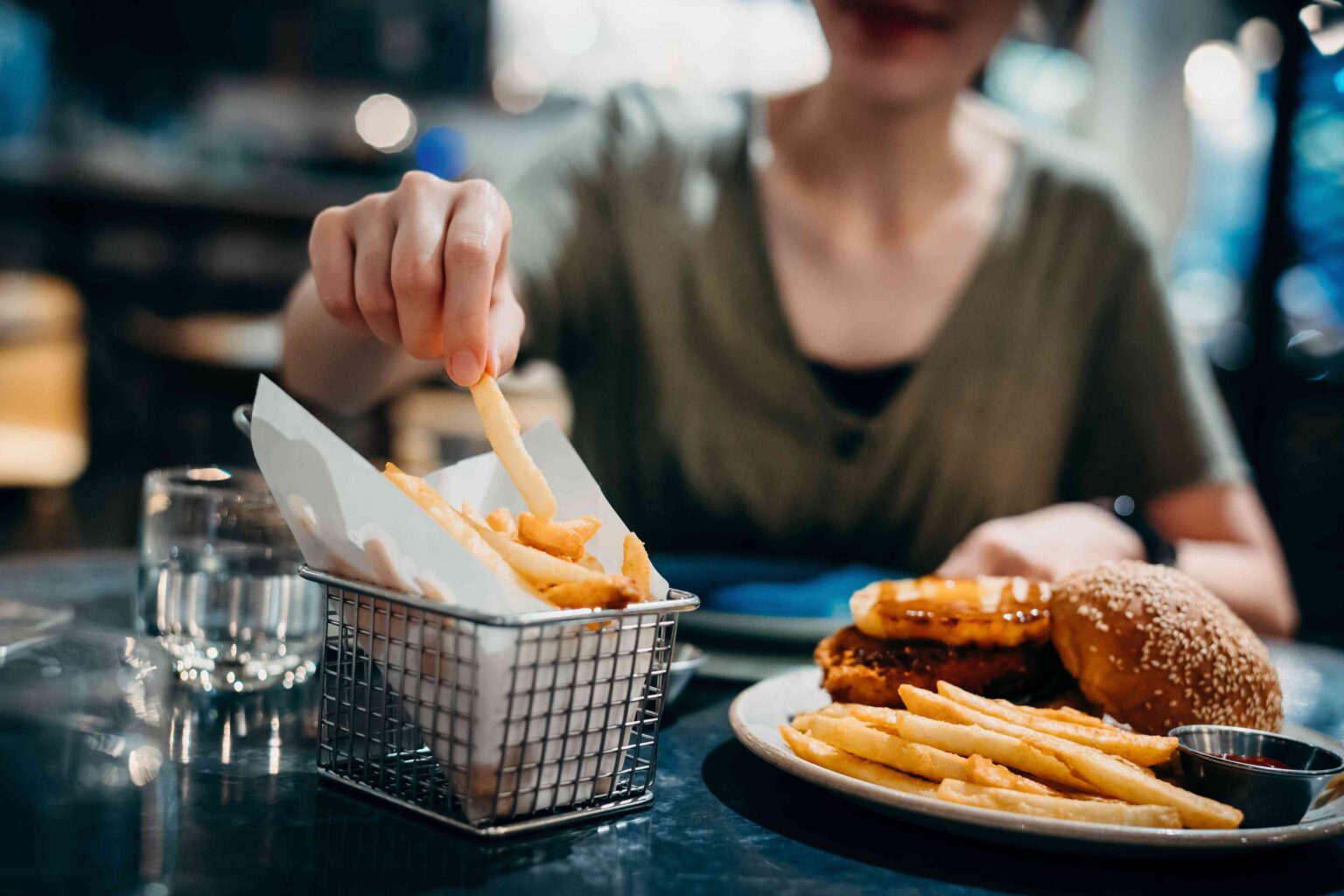 Manger des frites peut-il vraiment augmenter votre risque de dépression et d’anxiété ? Manger des frites peut-il vraiment augmenter votre risque de dépression et d'anxiété ?