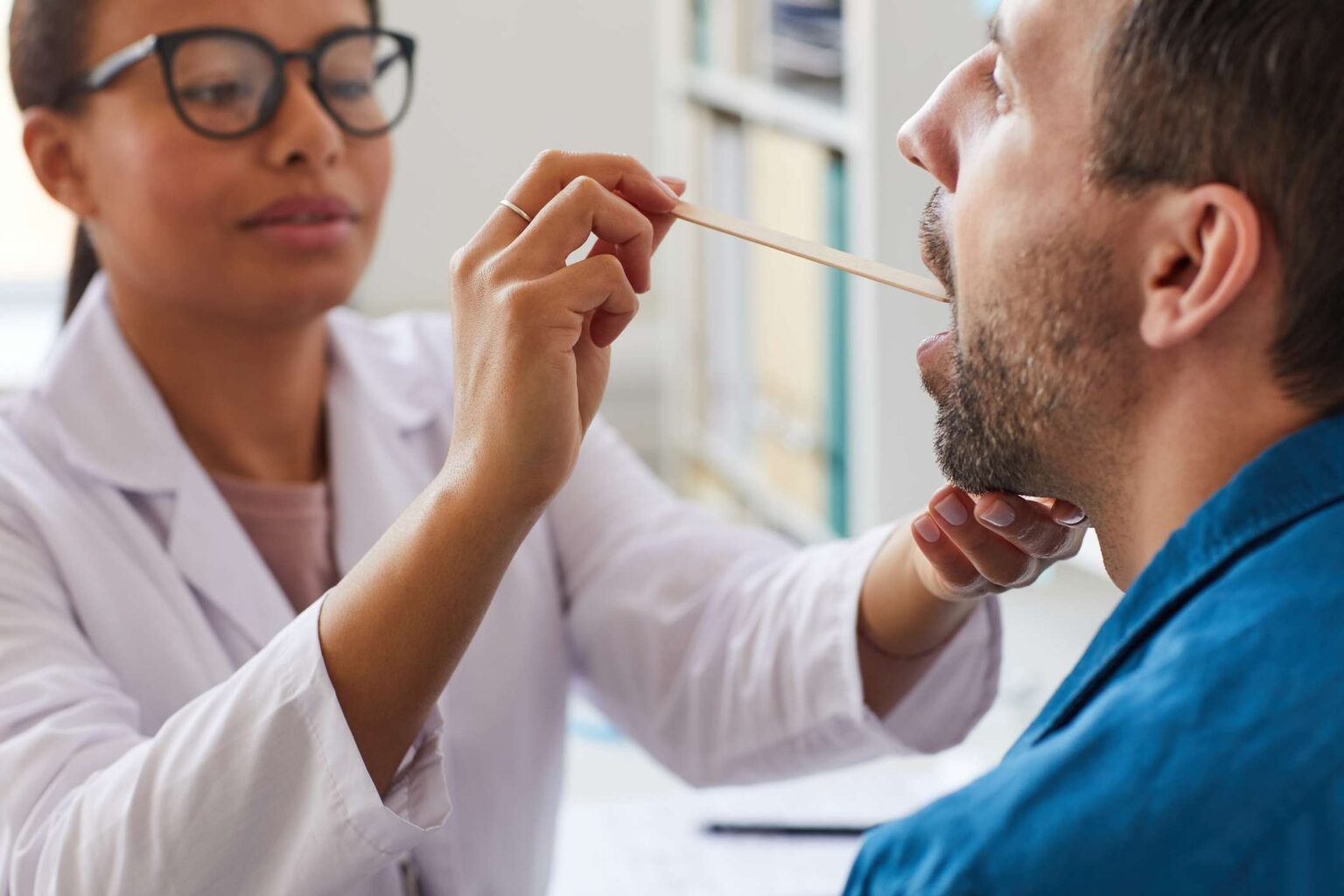 Le sexe oral est-il vraiment un facteur de risque majeur du cancer de la gorge ? Le sexe oral est-il vraiment un facteur de risque majeur du cancer de la gorge ?