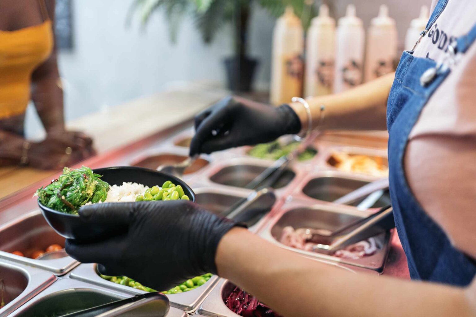 Les travailleurs malades des restaurants sont liés à 40% des épidémies de maladies alimentaires, selon le CDC Les travailleurs malades des restaurants sont liés à 40% des épidémies de maladies alimentaires, selon le CDC