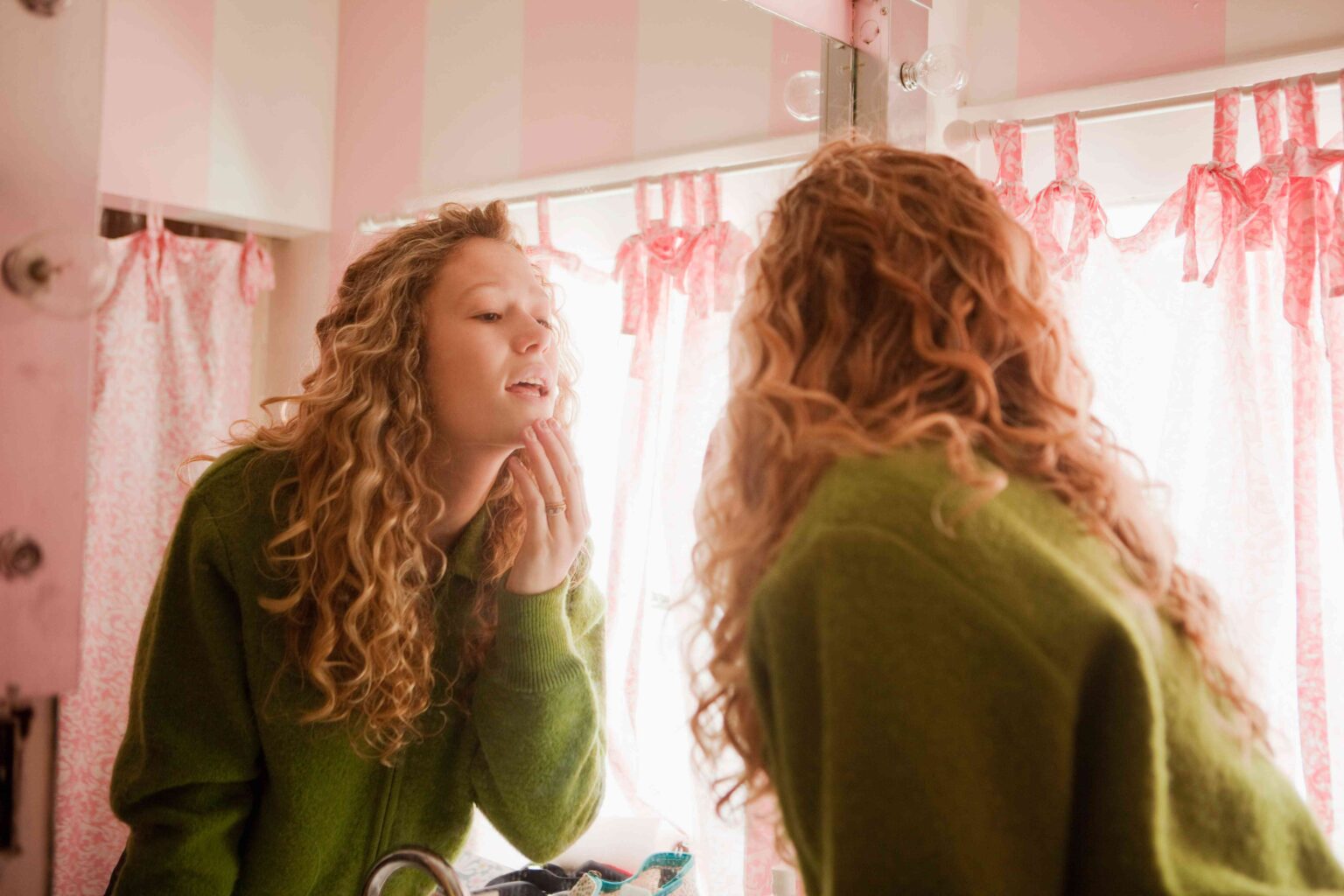 Mettre de l’iode sur les boutons peut-il vraiment aider à les éliminer ? Les dermatologues pèsent Mettre de l'iode sur les boutons peut-il vraiment aider à les éliminer ? Les dermatologues pèsent