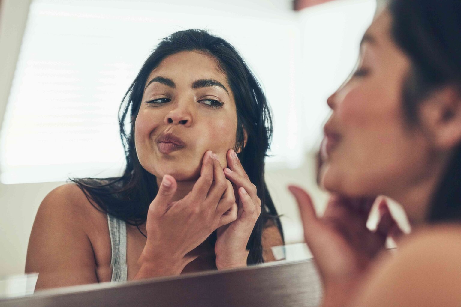 Viral Skincare Hack utilise des gouttes pour les yeux pour dissimuler les boutons, mais est-ce que ça marche ?