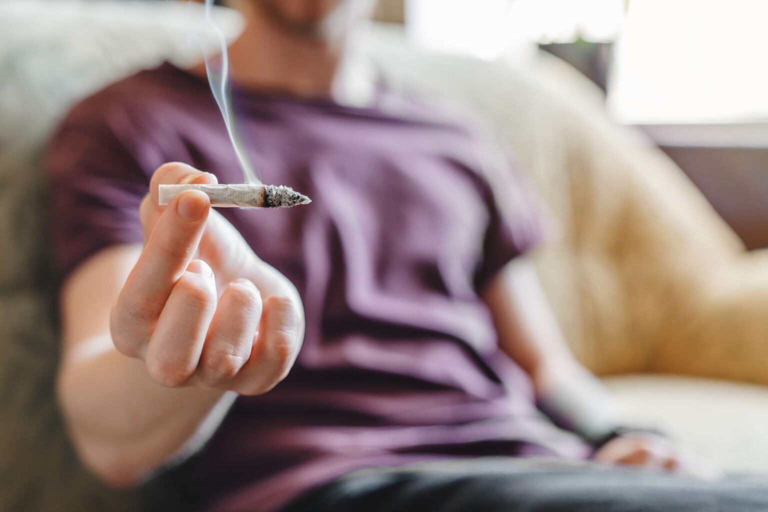 De nombreux Américains pensent que la fumée de marijuana est plus sûre que la fumée de cigarette : ils ont tort De nombreux Américains pensent que la fumée de marijuana est plus sûre que la fumée de cigarette : ils ont tort
