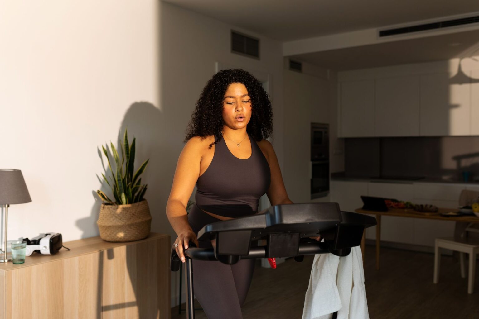 Les utilisateurs de TikTok essaient le « Cozy Cardio » : mais les experts pensent-ils que c'est un bon entraînement ?
