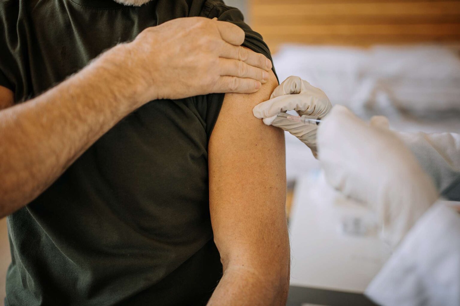Effets secondaires du vaccin contre le VRS : ce que les personnes âgées devraient savoir avant le vaccin