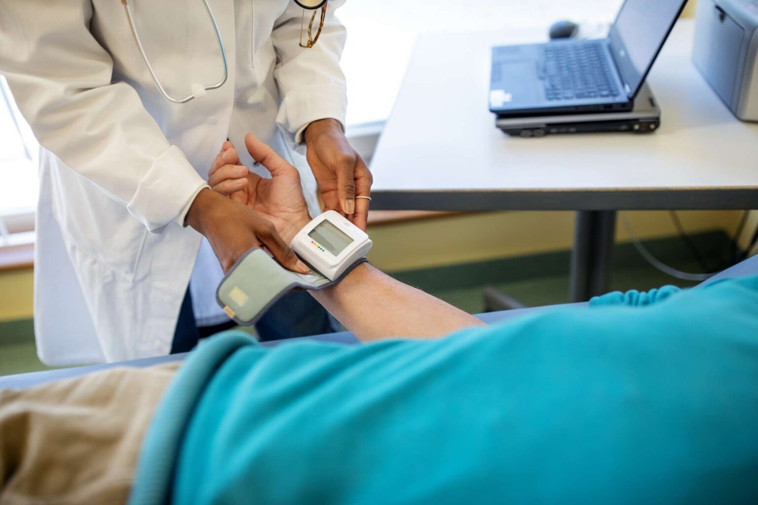 Les mesures d'hypertension artérielle prises en position couchée pourraient mieux prédire les problèmes de santé cardiaque