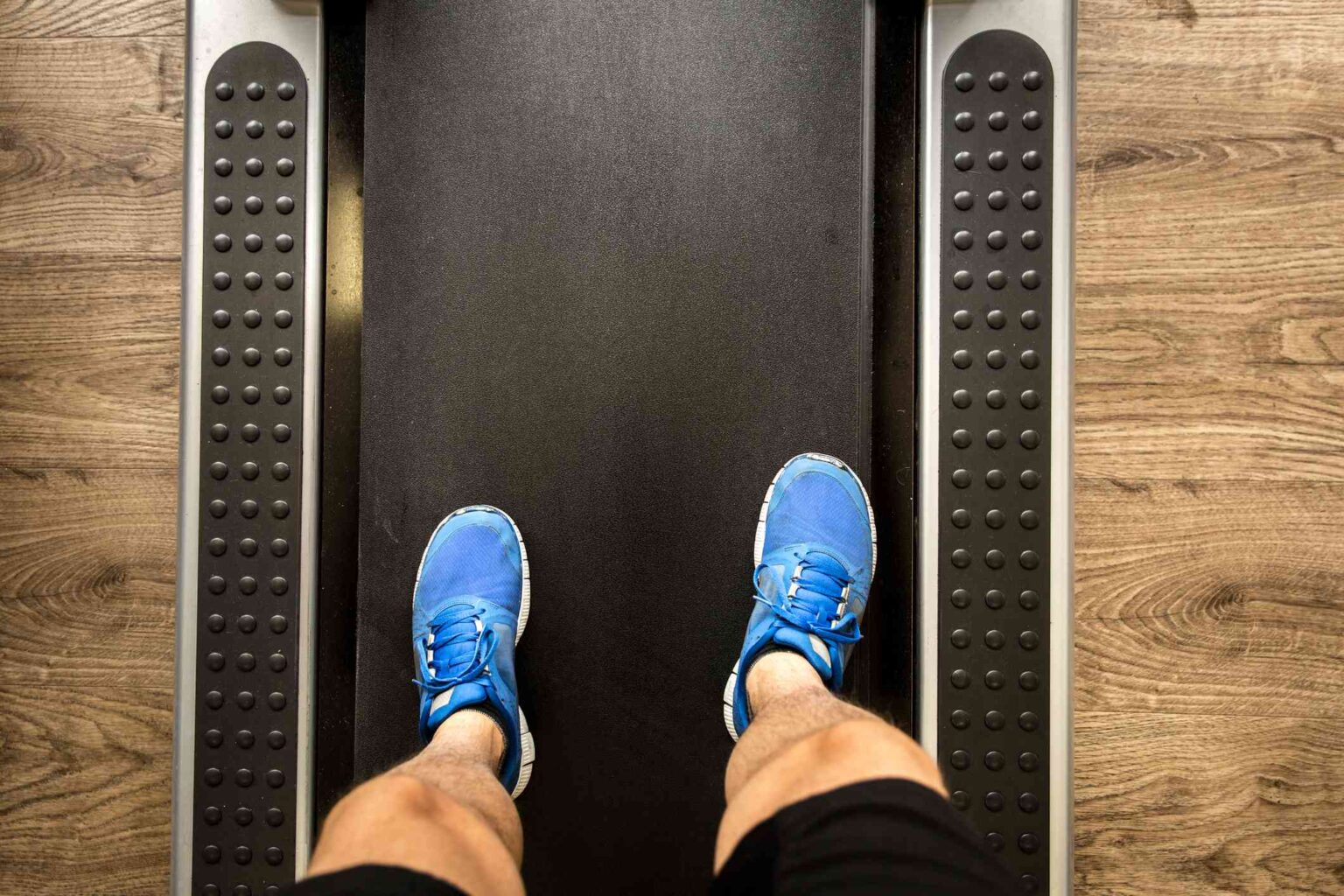 Pourquoi vous pourriez bénéficier de la marche à reculons sur un tapis roulant et comment le faire en toute sécurité Pourquoi vous pourriez bénéficier de la marche à reculons sur un tapis roulant et comment le faire en toute sécurité