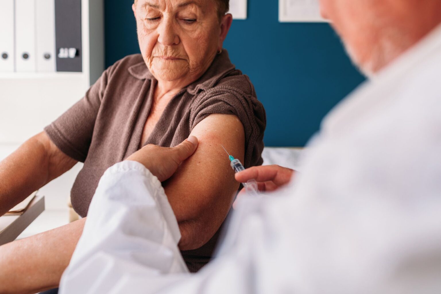 Étude : Les femmes pourraient être plus susceptibles de ressentir des effets secondaires après le vaccin contre la grippe