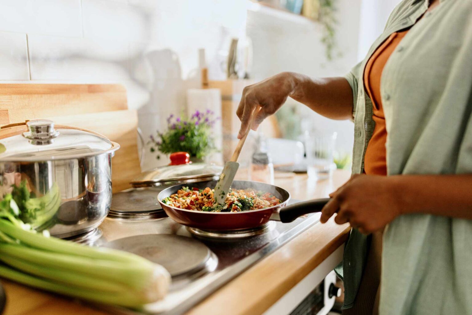 Manger plus de grains entiers et de légumes non féculents peut aider à prévenir la prise de poids en milieu de vie