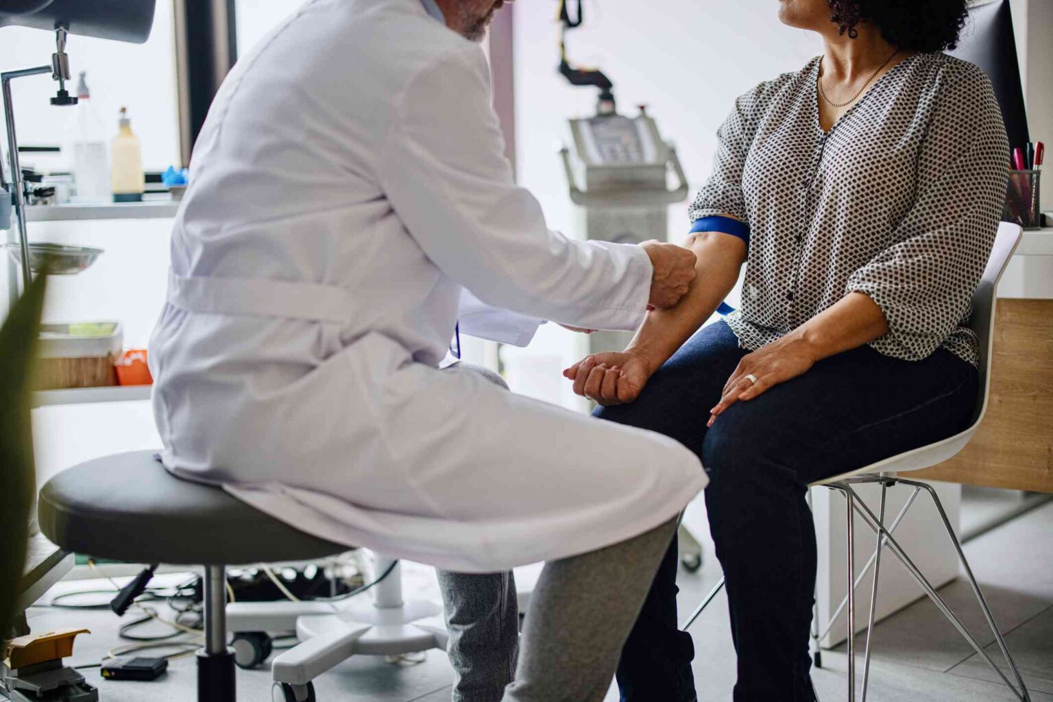 Aux États-Unis, plus de 40 % des adultes ayant un taux de cholestérol élevé ne le savent pas et ne reçoivent pas de traitement