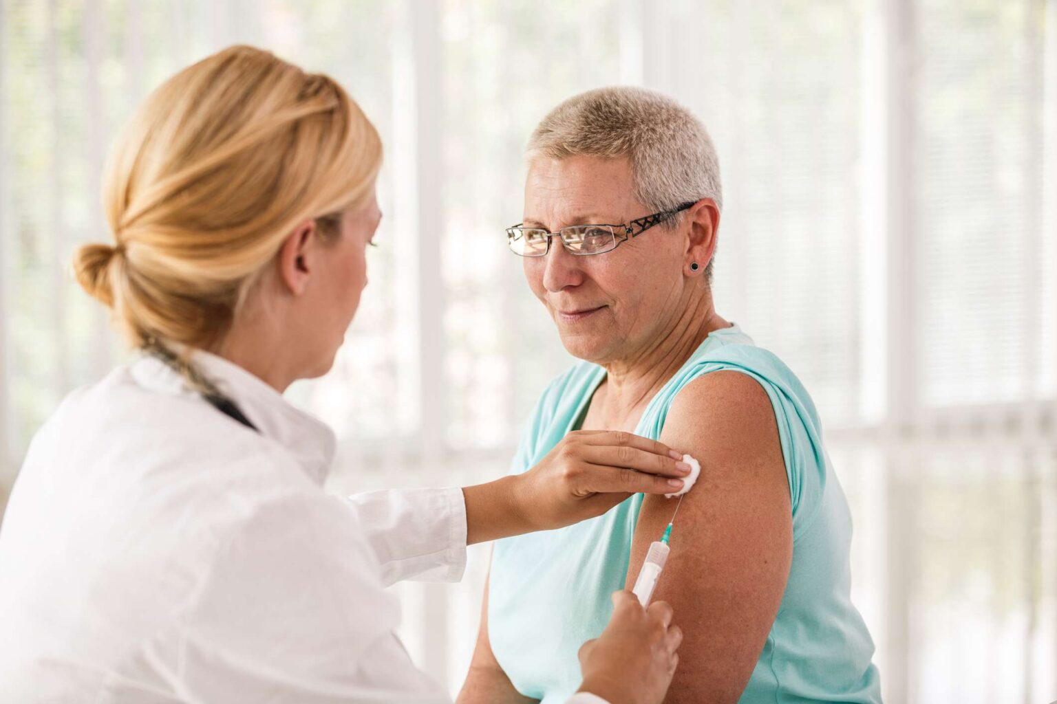 Le fait de combiner les vaccins contre la COVID et la grippe peut légèrement augmenter le risque d'accident vasculaire cérébral chez les personnes âgées