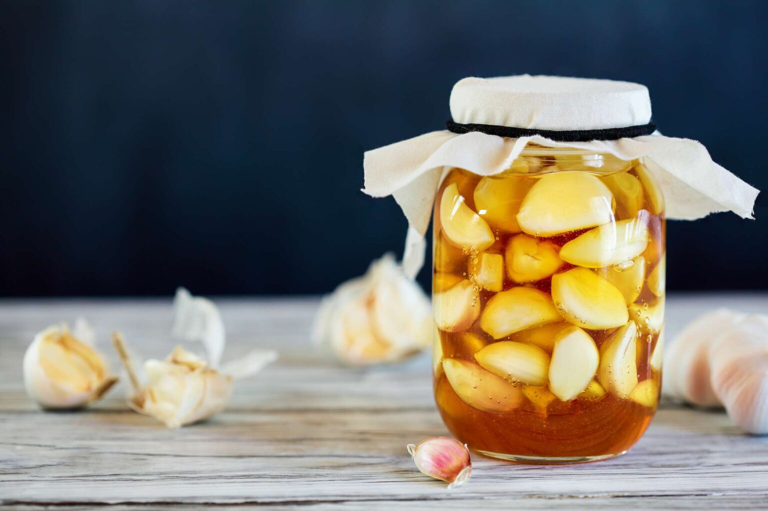 Le miel d’ail fermenté peut-il vraiment guérir un rhume ?  Ce que vous devez savoir sur le remède maison