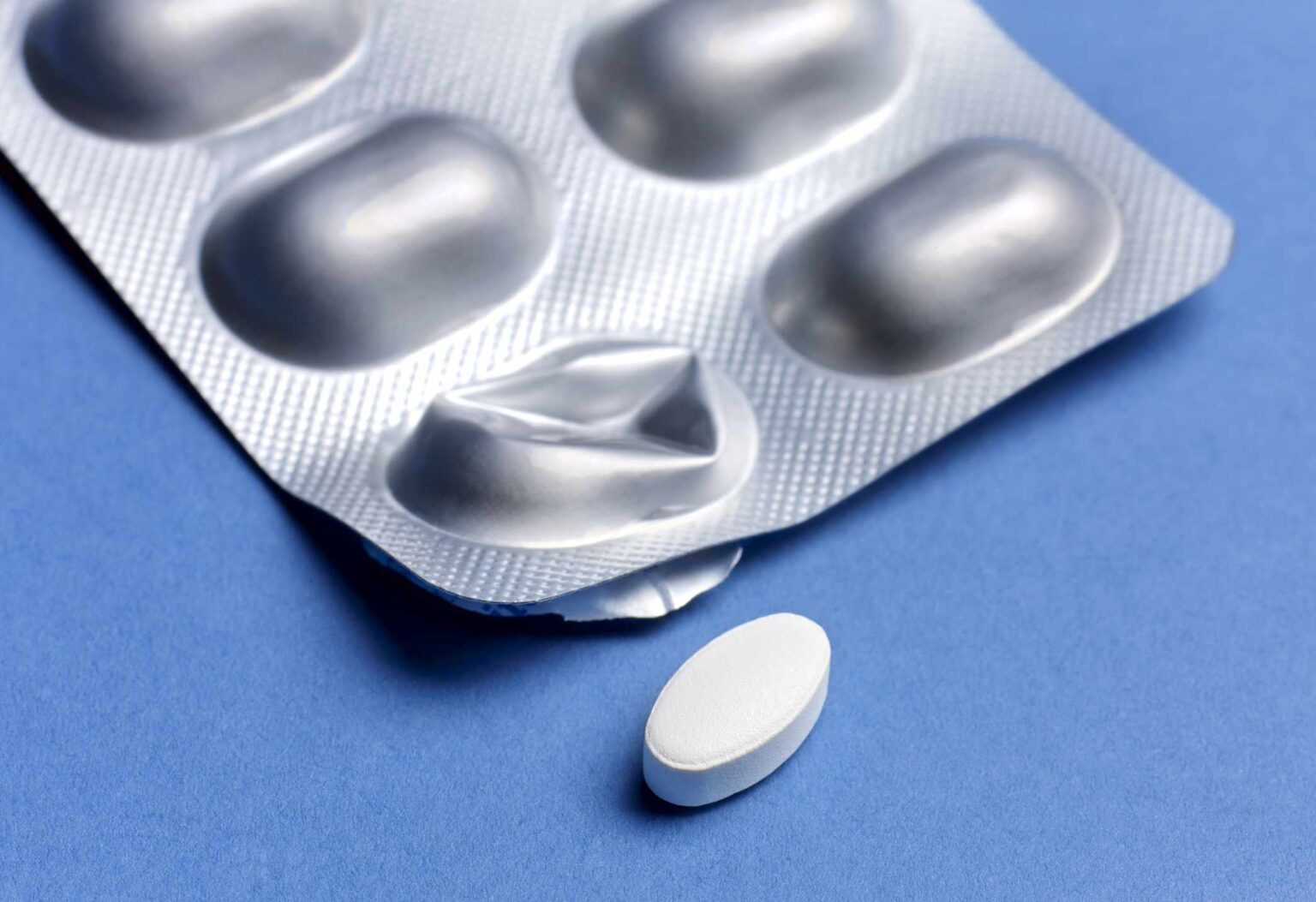 Les statines peuvent aider à prévenir les crises cardiaques et les accidents vasculaires cérébraux. Alors pourquoi n’y a-t-il pas davantage de personnes qui en prennent ?