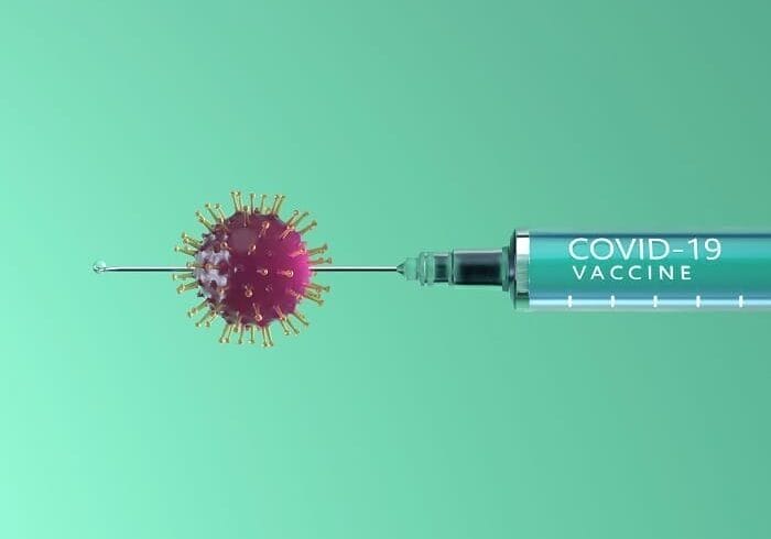 Mises à jour sur le vaccin contre la COVID-19 : avancées en matière d’ARNm et directives de co-administration Covid-19-cell-on-vaccine-syringe-needle.