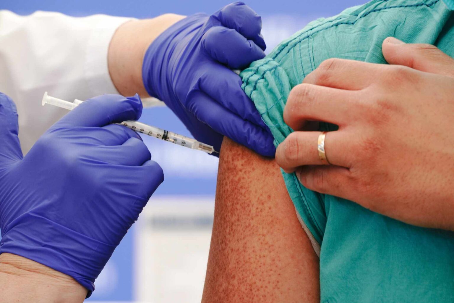 Combien de temps faut-il attendre pour se faire vacciner après avoir été exposé au COVID ? Combien de temps faut-il attendre pour se faire vacciner après avoir été exposé au COVID ?