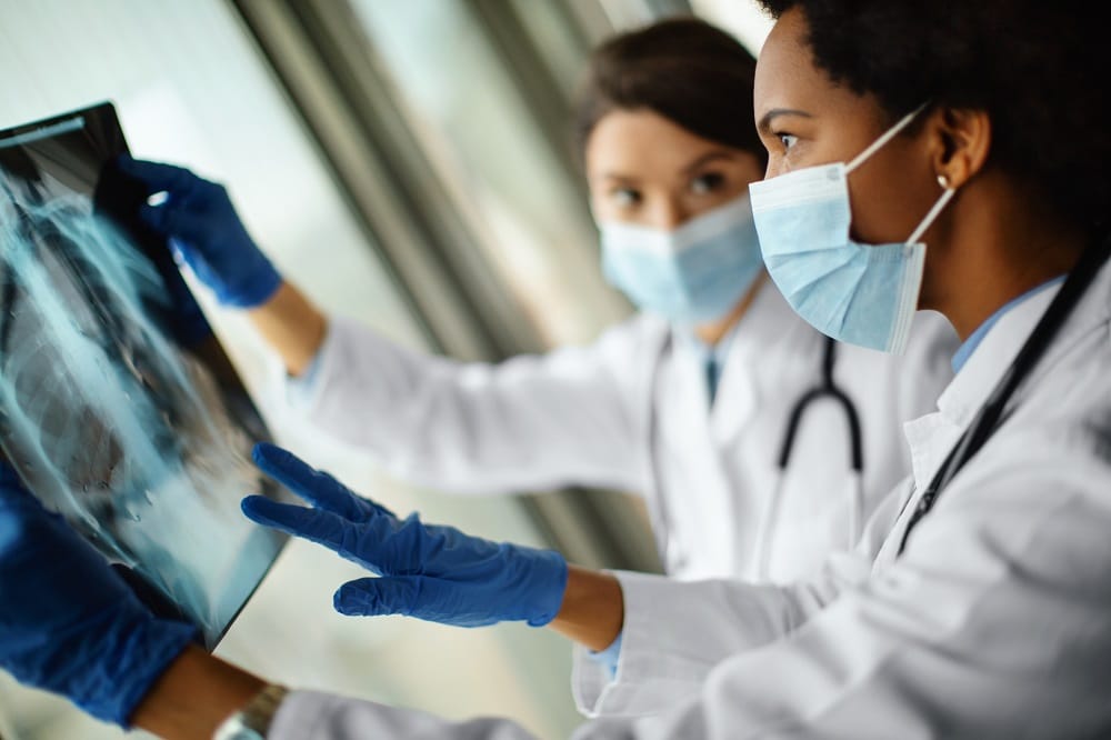 doctors-examine-xray