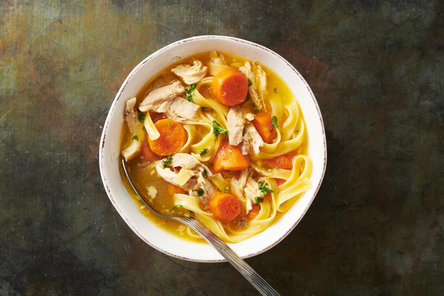 La soupe au poulet peut-elle vraiment vous aider à vous sentir mieux lorsque vous êtes malade ? La soupe au poulet peut-elle vraiment vous aider à vous sentir mieux lorsque vous êtes malade ?