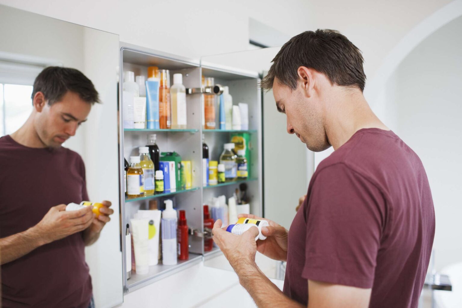 Les armoires de salle de bain ne sont peut-être pas l’endroit le plus sûr pour le stockage de médicaments, disent les experts