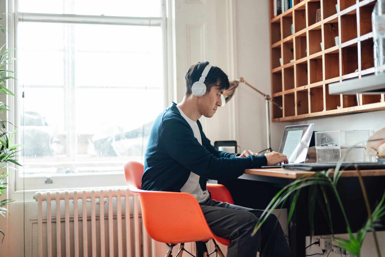 Pour les personnes atteintes de TDAH, les écouteurs peuvent faciliter le travail ou les études : voici pourquoi Pour les personnes atteintes de TDAH, les écouteurs peuvent faciliter le travail ou les études : voici pourquoi