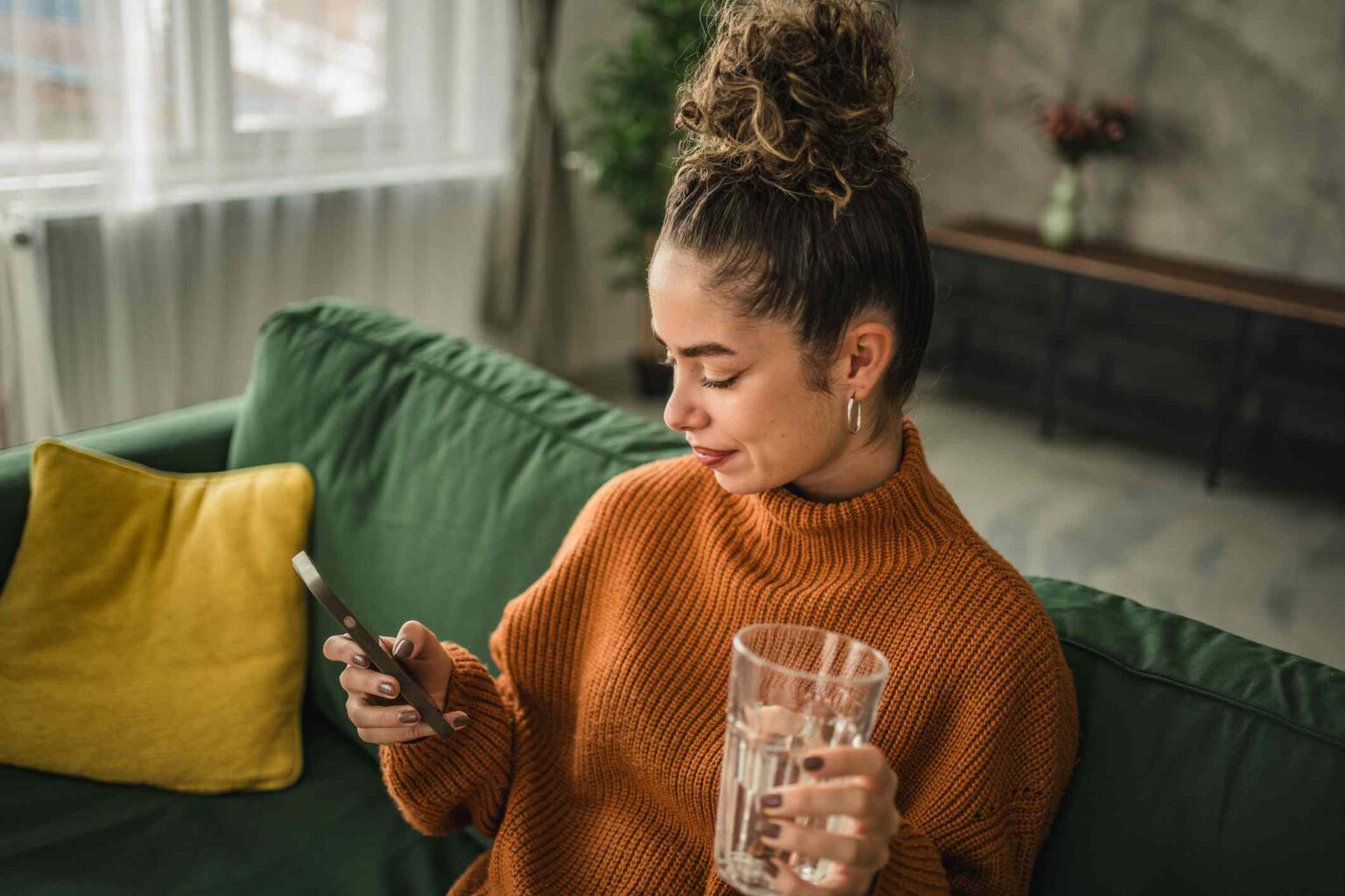Boire plus d’eau peut-il aider à atténuer vos problèmes de peau sèche ? Voici ce que disent les dermatologues Boire plus d’eau peut-il aider à atténuer vos problèmes de peau sèche ? Voici ce que disent les dermatologues