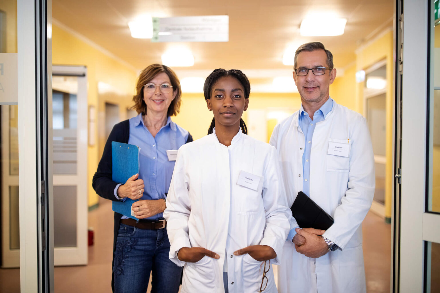 Ordonnances des médecins : ressources en santé mentale développées par des médecins, pour des médecins Portrait-of-a-confident-team-of-doctors-standing-in-hospital-corridor.
