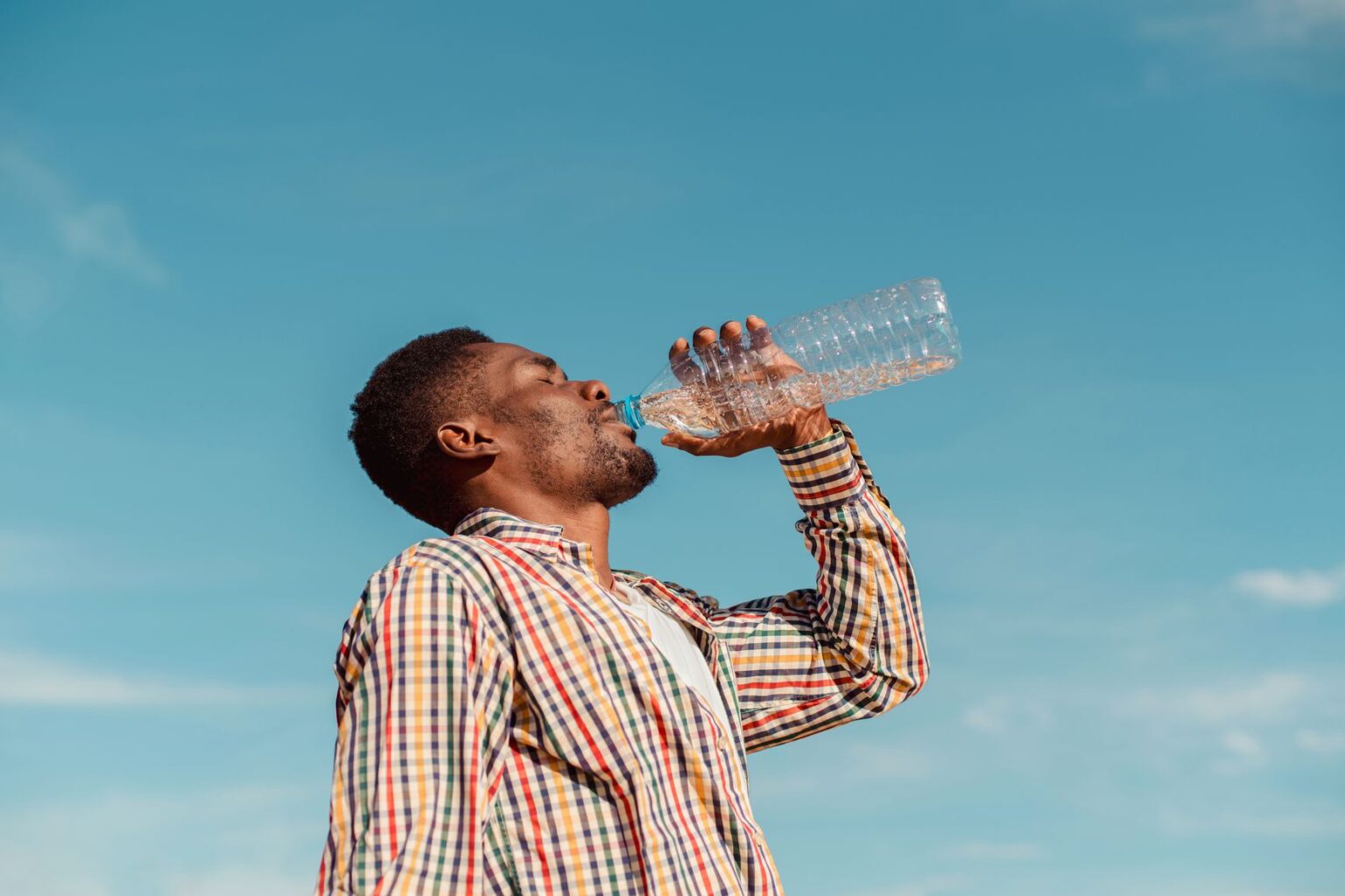 L'eau en bouteille contient des centaines de milliers de morceaux de plastique microscopiques, selon une recherche L'eau en bouteille contient des centaines de milliers de morceaux de plastique microscopiques, selon une recherche