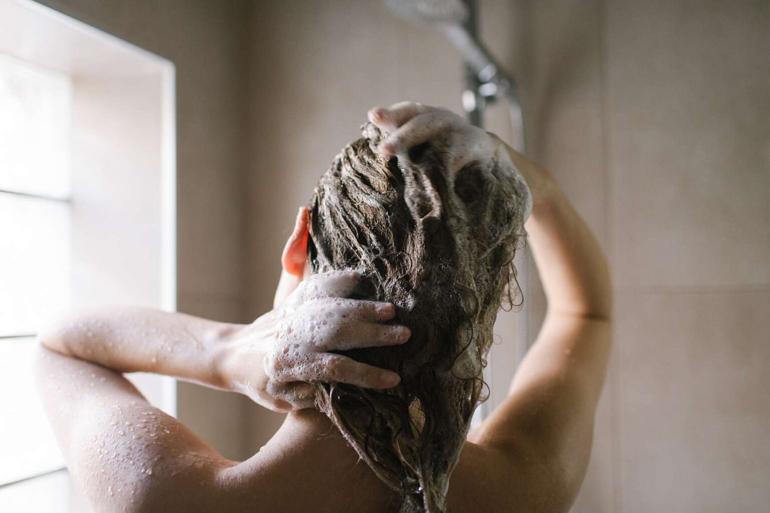 Les shampooings antipelliculaires peuvent aider à ralentir la perte de cheveux chez les hommes ou chez les femmes, disent les experts Les shampooings antipelliculaires peuvent aider à ralentir la perte de cheveux chez les hommes ou chez les femmes, disent les experts