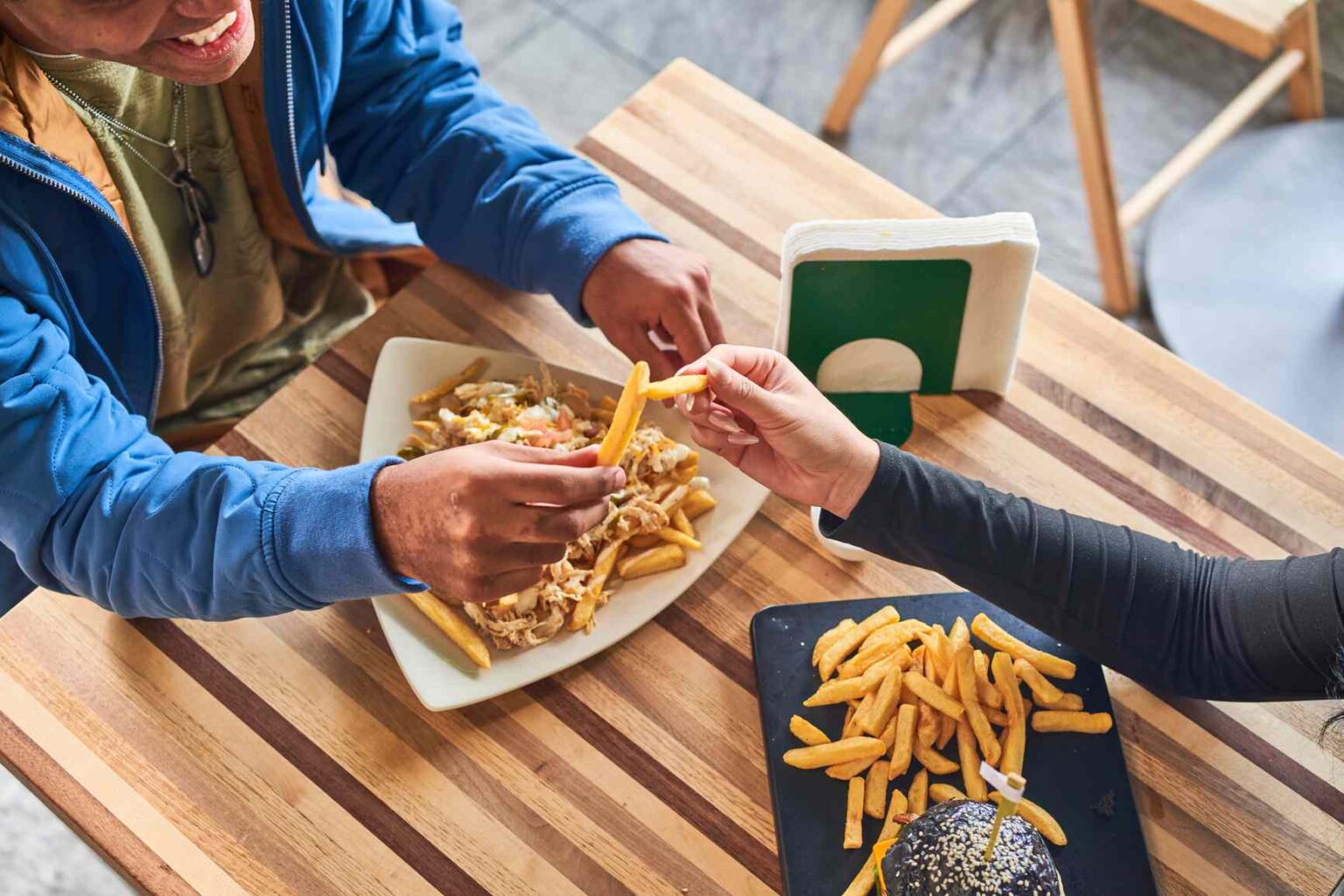 Comment un régime salé pourrait augmenter votre risque de peau sèche et qui démange