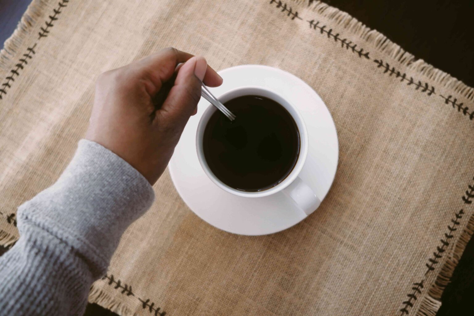 Le café décaféiné est-il sûr à boire ?  Les défenseurs affirment que les produits chimiques utilisés dans la production sont liés au cancer