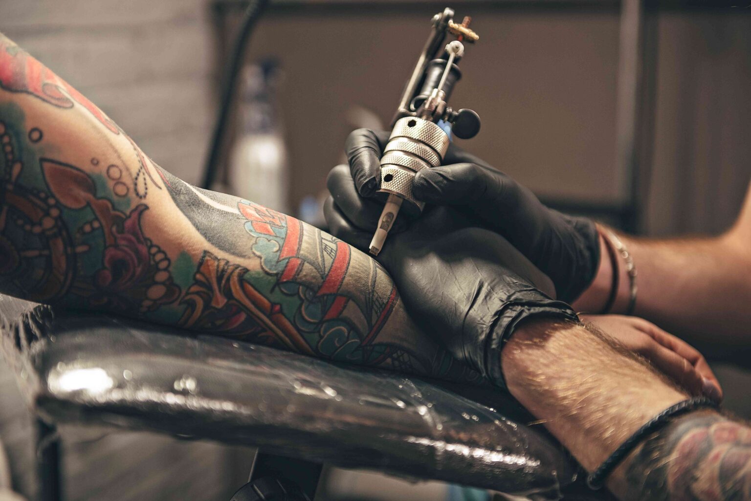 Une nouvelle étude établit un lien entre les tatouages ​​et un risque accru de cancer du sang : voici ce qu'il faut savoir