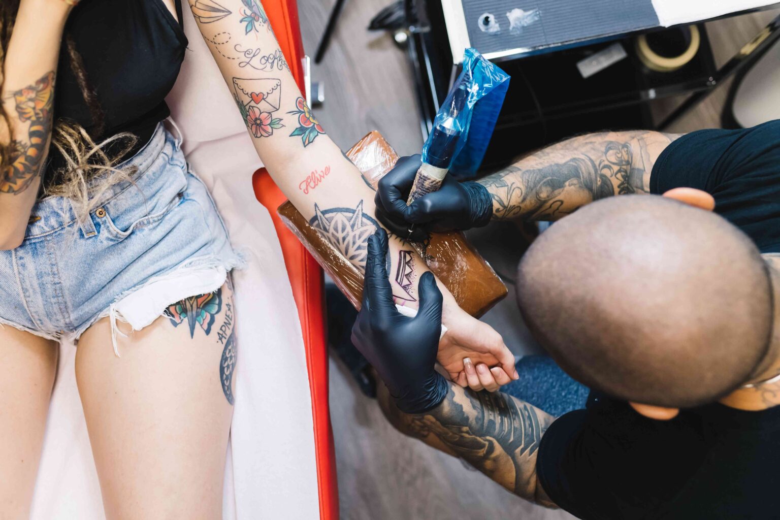 Une étude révèle que des bactéries se cachent dans les encres de tatouage et de maquillage permanent Une étude révèle que des bactéries se cachent dans les encres de tatouage et de maquillage permanent