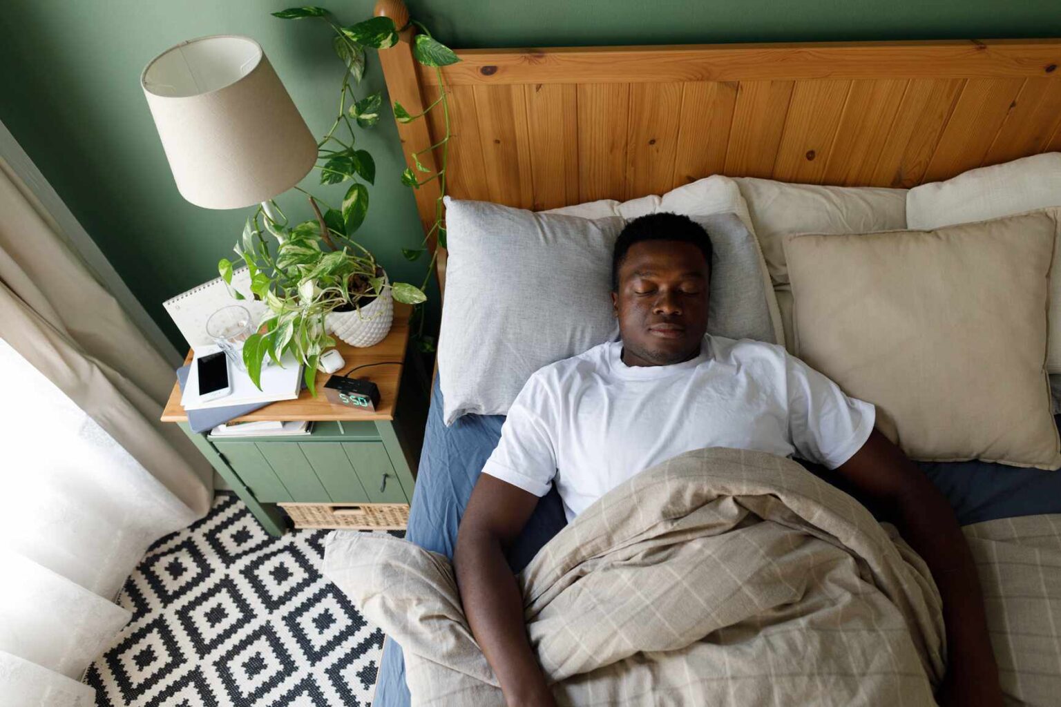 Dormir sur le dos affecte-t-il la santé cérébrale ? Une nouvelle étude suggère un lien possible