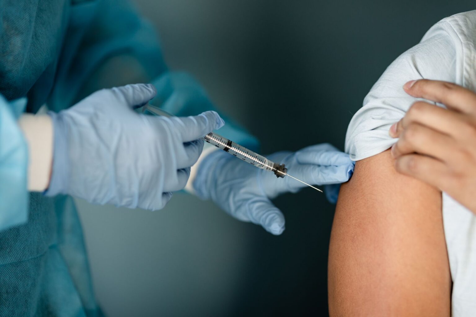 Guide des vaccins de l'automne 2024 : quand se faire vacciner contre la COVID, la grippe et le VRS
