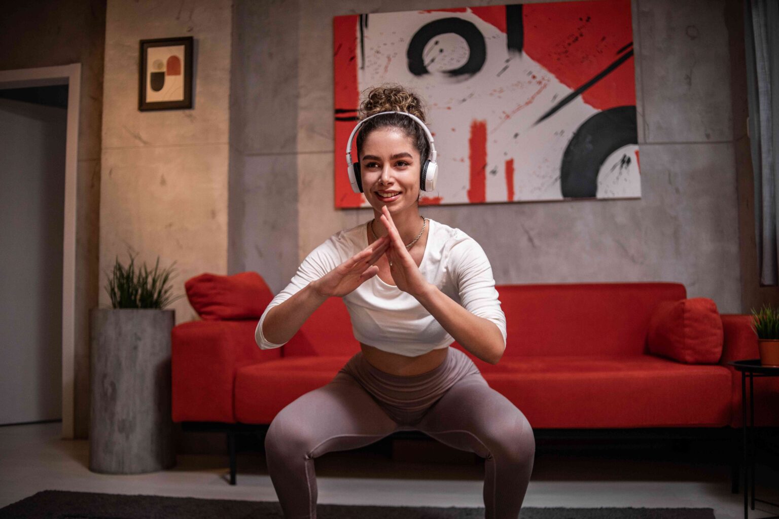 Vous voulez dormir plus longtemps ? Une étude suggère que de brèves séances de squats nocturnes pourraient vous aider