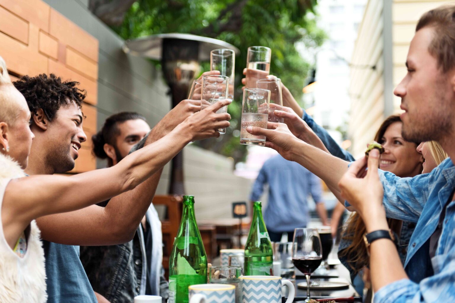 Ce que vous devez savoir sur la « sobriété intermittente », la dernière tendance en matière de consommation d'alcool parmi la génération Z Ce que vous devez savoir sur la « sobriété intermittente », la dernière tendance en matière de consommation d'alcool parmi la génération Z