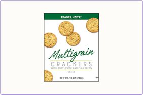 Trader Joe's Mulitgrain Crackers avec des graines de tournesol et de lin