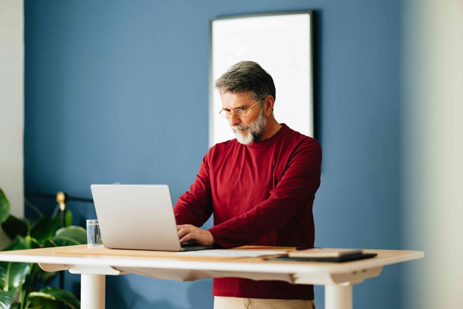 Une étude révèle que rester debout toute la journée au travail peut nuire à votre santé cardiaque Une étude révèle que rester debout toute la journée au travail peut nuire à votre santé cardiaque